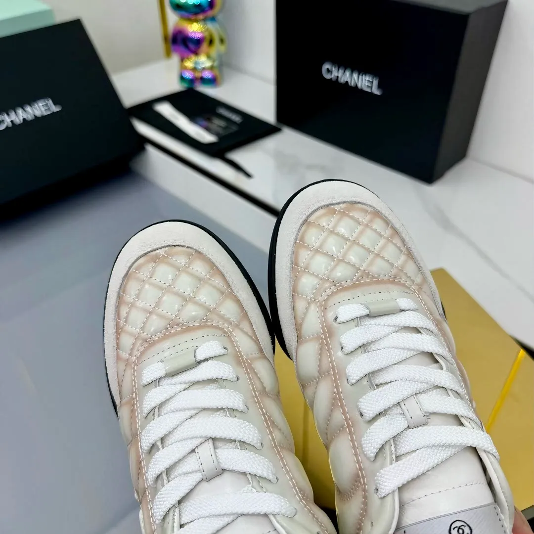 👟👟Ex-factory price 640👟👟 Top version Chanel Chanel - 2025 counter top casual sports shoes This sneaker is a classic design; the upper is electro-embroidered with a variety of techniques; the outsole is fashionable and sporty; it is unusual to incorporate a variety of color matching elements... The diversified mix and match is very beautiful and versatile, and can be used for leisure, fashion, sports and outdoor... ꫛꫀꪝ Go➫ Material: ❶The upper is made of: original cowhide ❷The inner lining is made of: original imported sheepskin ❸The outsole is based on: original TPU combination outsole Full set of boutique packaging for women 35–41 👉